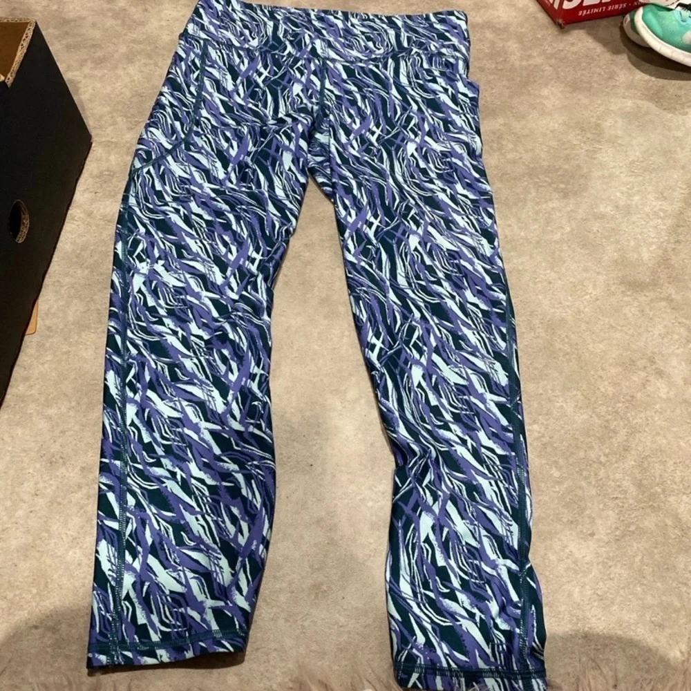 Women’s under armour athletic blue Patterned workout Leggings sz large